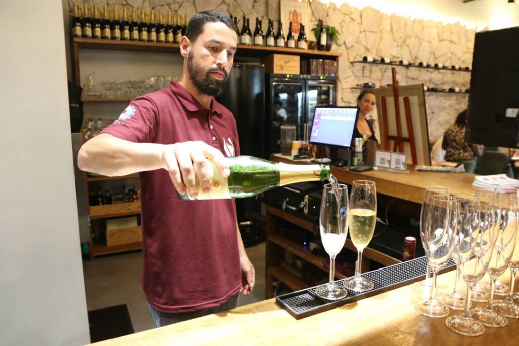 Bar Oui Vin no Oka recepciona Leilão de Arte e Literatura em prol da causa indígena 18