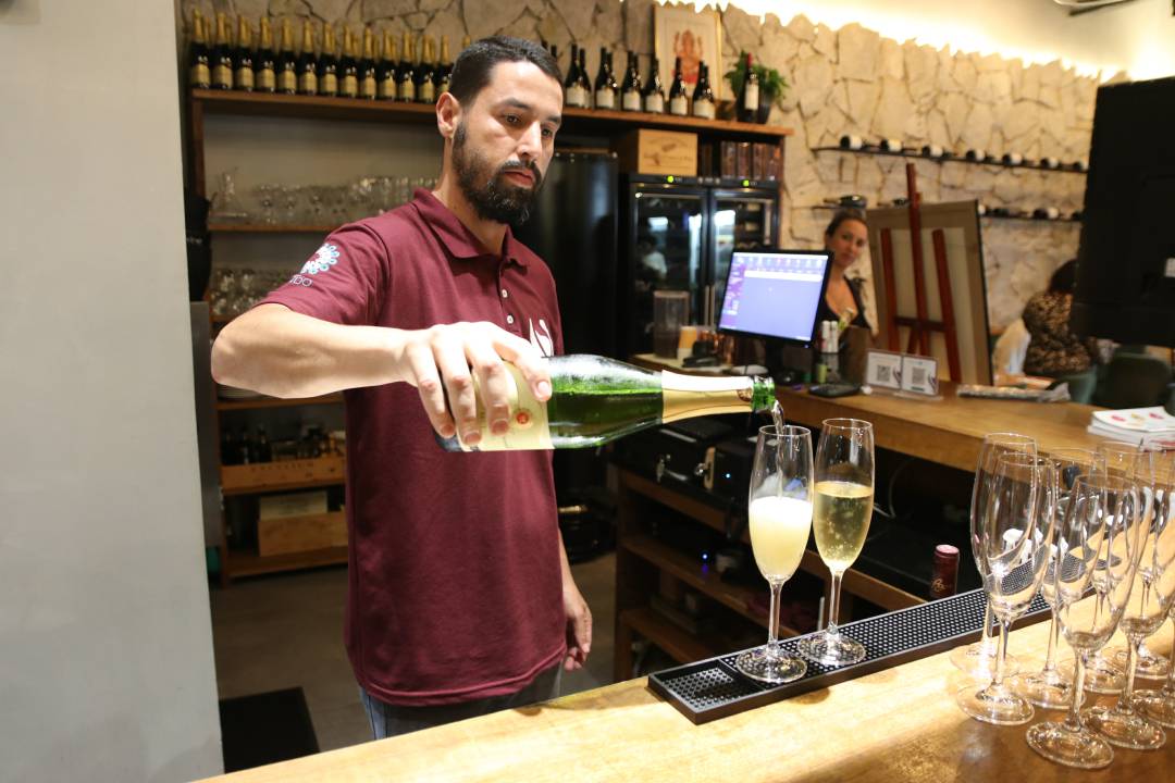 Bar Oui Vin no Oka recepciona Leilão de Arte e Literatura em prol da causa indígena 2