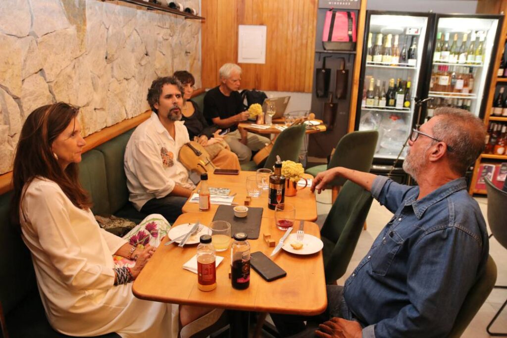 Bar Oui Vin no Oka recepciona Leilão de Arte e Literatura em prol da causa indígena 17