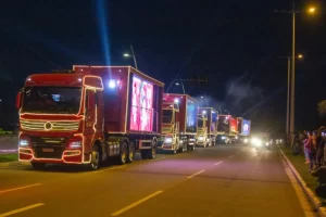Centenas de pessoas acompanharam passagem da Caravana de Natal em São José 13