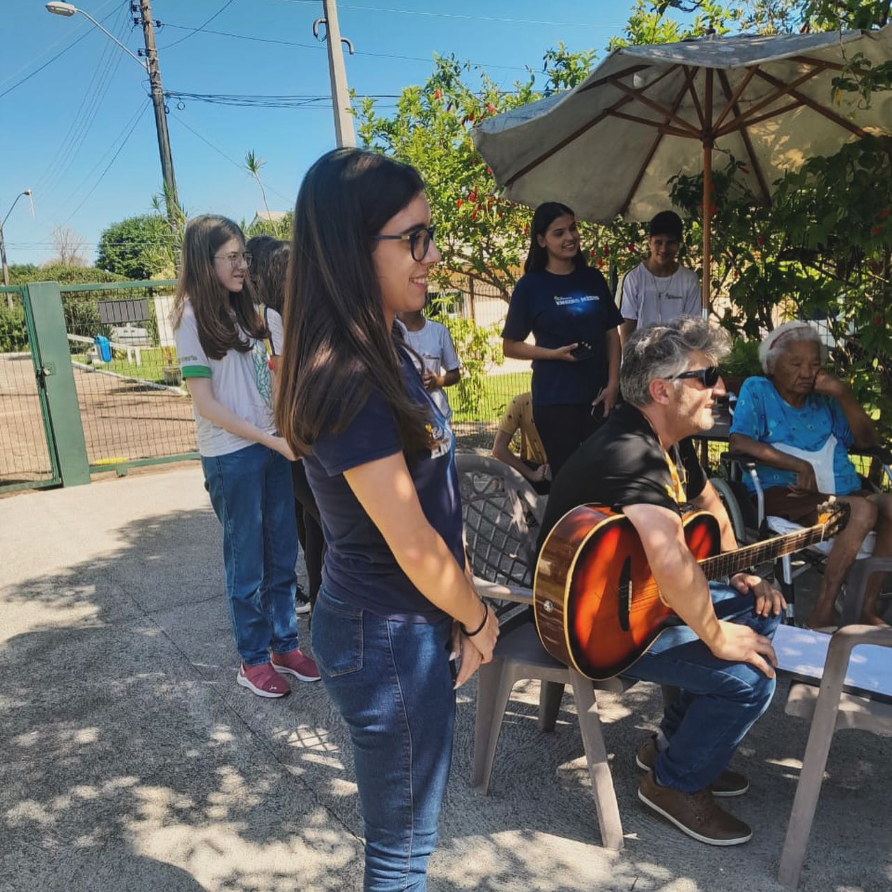 Estudantes do Estimoarte entregam alimentos arrecadados na SEOVE 3