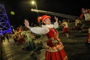 Leia mais sobre o artigo Desfile de Natal na Beira-Mar Norte terá mais de 250 artistas e Papai Noel