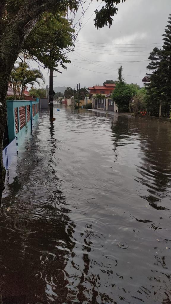 Moradora da Rua José Elias Lopes do Campeche pede por solução do problema de alagamento 1