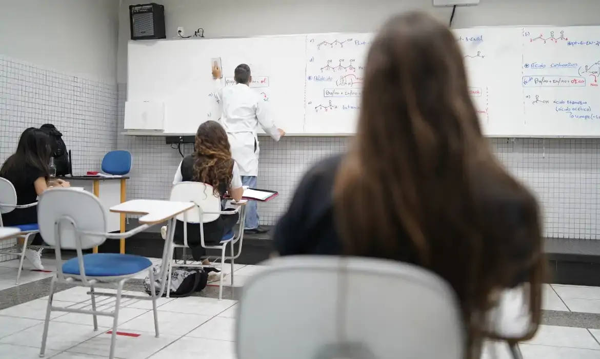 Alunos do Ensino Médio podem receber bolsa a partir de março 1