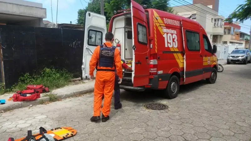 Trabalhador cai de laje de 8 metros e é socorrido por helicóptero em Florianópolis 1