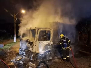 Leia mais sobre o artigo Carro ligado a diretora de sindicato seguiu caminhão incendiado em Florianópolis, diz polícia