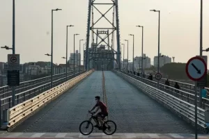 Leia mais sobre o artigo Passarela Norte da Ponte Hercílio Luz é fechada temporariamente para obras nesta sexta