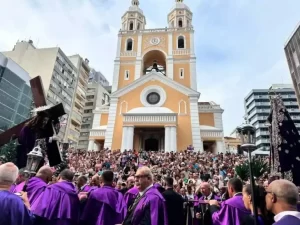 Leia mais sobre o artigo Procissão do Senhor dos Passos reúne 80 mil fiéis no Centro de Florianópolis