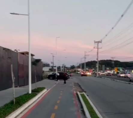 Comunidade do Campeche denuncia a ocupação da calçada e ciclovia para estacionamento de carros 1