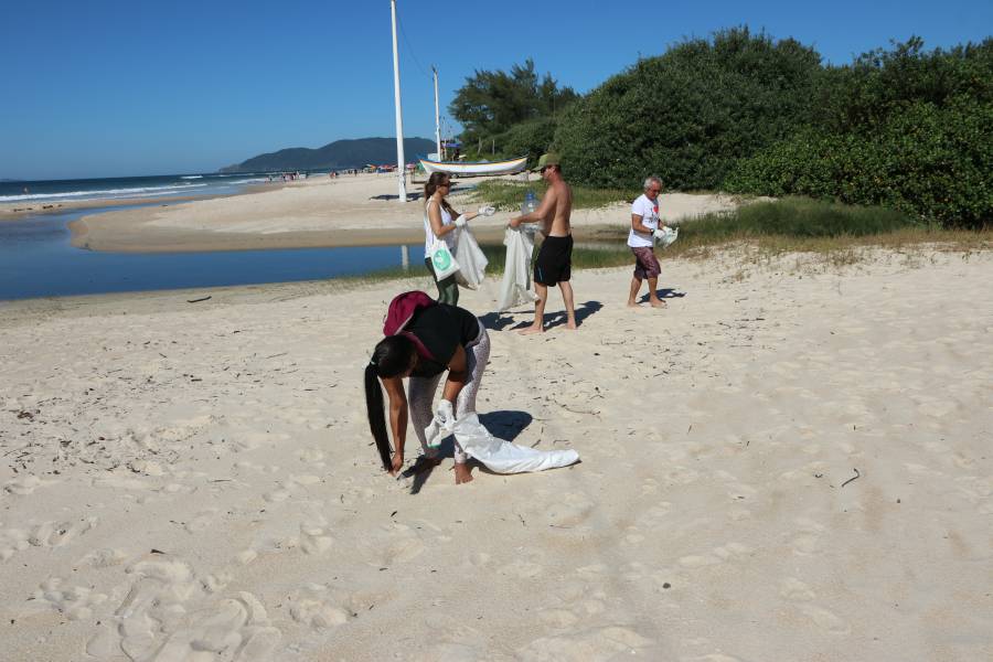 Comunidade se mobiliza no Mutirão de Limpeza da Praia do Campeche 6