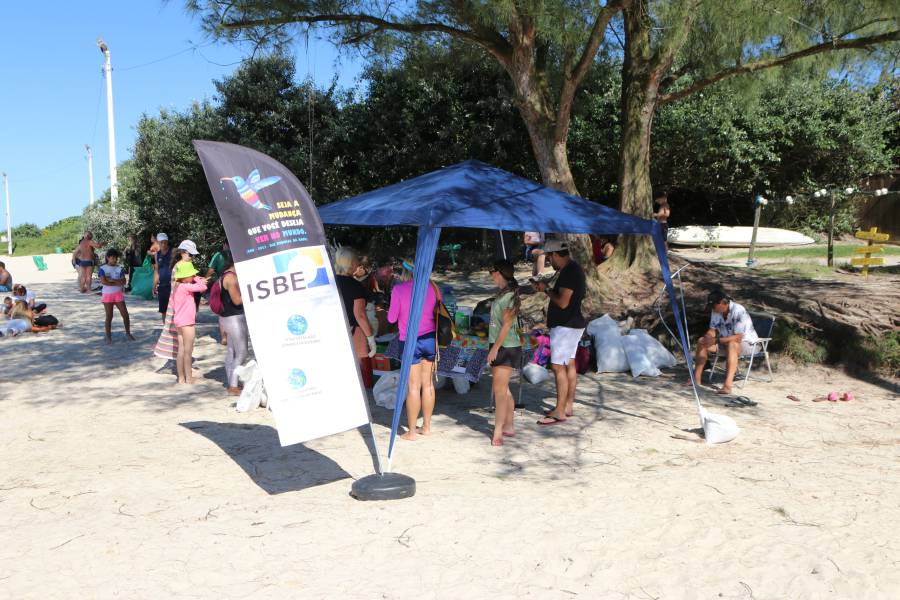 Comunidade se mobiliza no Mutirão de Limpeza da Praia do Campeche 1