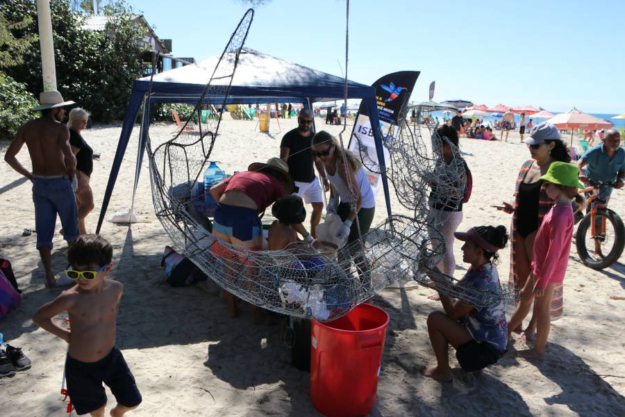 Comunidade se mobiliza no Mutirão de Limpeza da Praia do Campeche 9