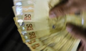 Leia mais sobre o artigo Governo propõe salário mínimo de R$ 1.502 em 2025