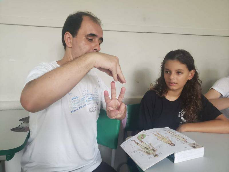 Libras, uma  ferramenta de inclusão nas escolas e creches de Florianópolis 1