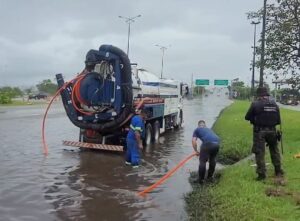 Leia mais sobre o artigo Prefeitura utiliza caminhões de hidrojato para atender áreas alagadas em Florianópolis