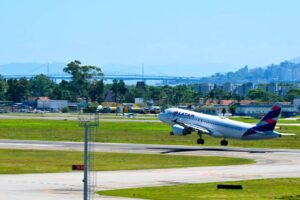 Leia mais sobre o artigo Empresas anunciam voos extras para aeroportos catarinenses para suprir demanda do Rio Grande do Sul