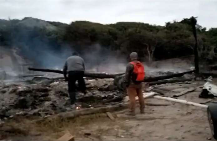 Rancho de pesca é destruído em incêndio na praia da Galheta 1