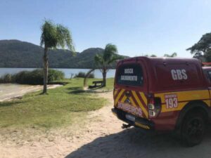 Leia mais sobre o artigo CBMSC resgata vítimas de naufrágio na Lagoa do Peri