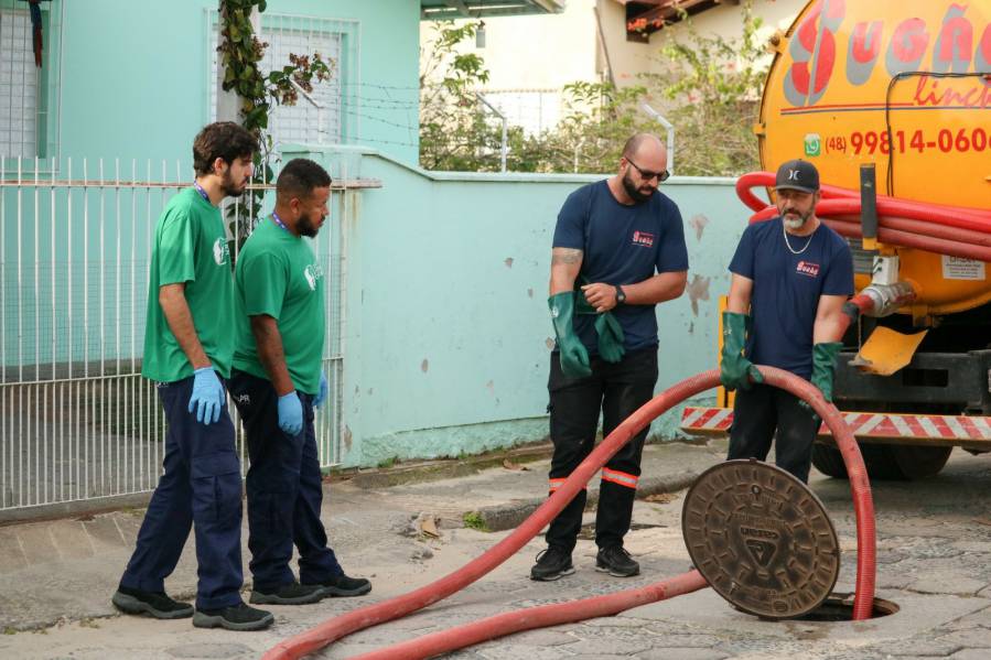 Fiscalização da CASAN faz remoção de resíduos e lacre de imóveis nos Ingleses 1