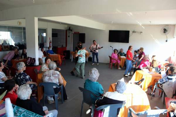 Grupo Estrela Cadente integra alegria e socialização para Idosos do Carianos 1