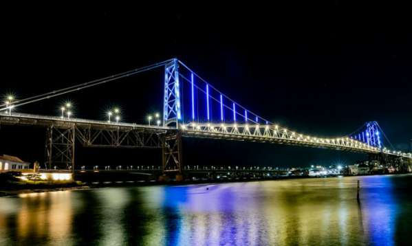 Iluminação cênica da Ponte Hercílio Luz começa a mostrar suas cores 1