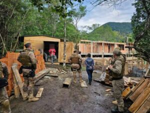 Leia mais sobre o artigo Obra irregular no Ribeirão da Ilha é demolida pela Prefeitura