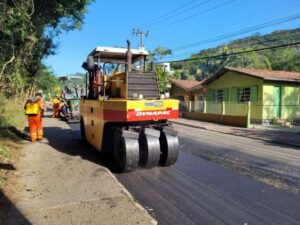 Leia mais sobre o artigo Recapeamento asfáltico da estrada geral do Canto da Lagoa ganha fôlego