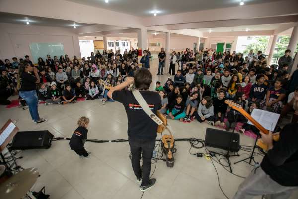 Projeto musical itinerante visita escola no bairro do Rio Tavares 1