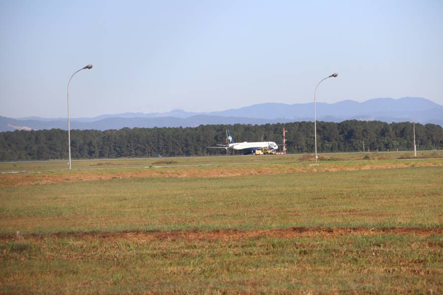 Aeroporto de Florianópolis é fechado após avião furar pneu na aterrissagem 1