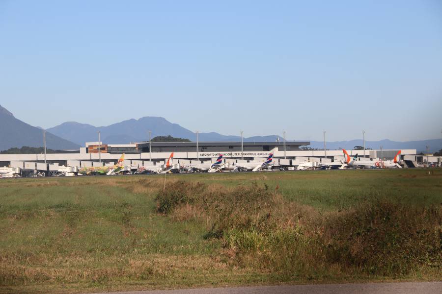 Aeroporto de Florianópolis é fechado após avião furar pneu na aterrissagem 3