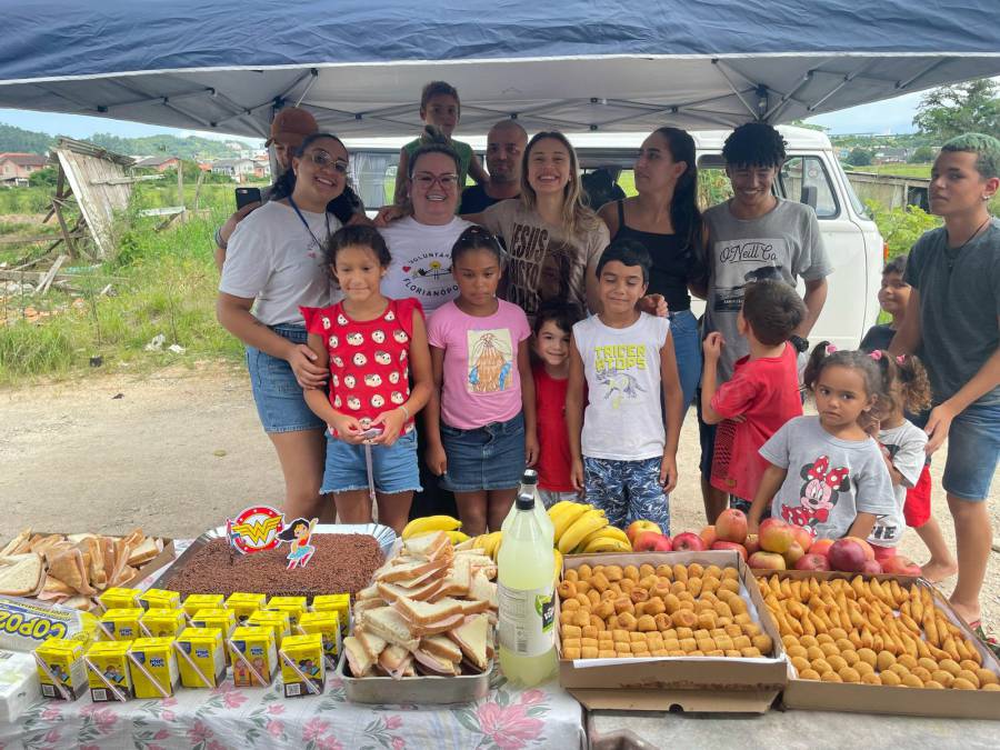 Associação Voluntários Floripa realiza ações comunitárias para crianças e adolescentes carentes da região 4