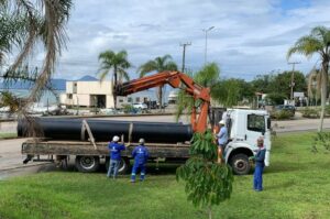 Leia mais sobre o artigo CASAN inicia instalação da nova adutora na Ponte Pedro Ivo Campos