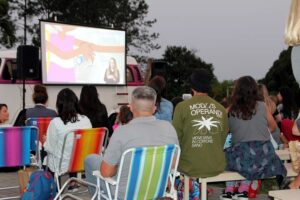 Cinema ao ar livre reúne famílias no Morro das Pedras 8