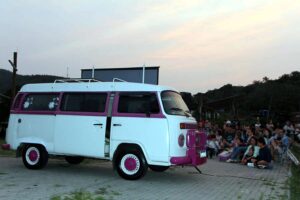 Cinema ao ar livre reúne famílias no Morro das Pedras 5