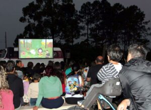 Cinema ao ar livre reúne famílias no Morro das Pedras 6