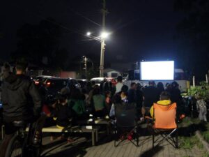 Cinema ao ar livre reúne famílias no Morro das Pedras 7