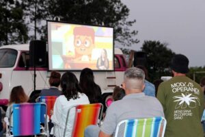 Cinema ao ar livre reúne famílias no Morro das Pedras 2