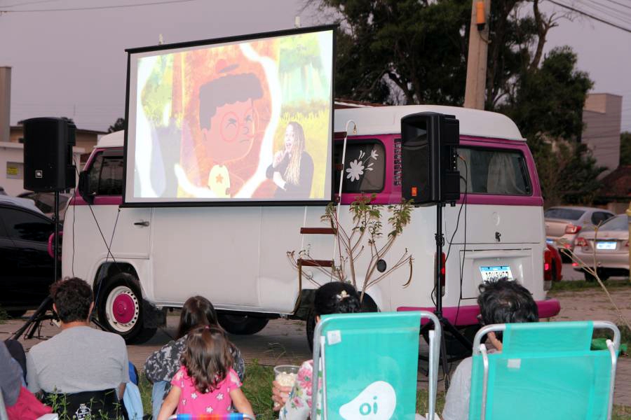 Cinema ao ar livre reúne famílias no Morro das Pedras 1