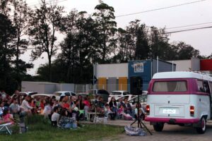 Cinema ao ar livre reúne famílias no Morro das Pedras 3