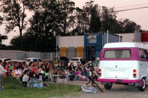 Cinema ao ar livre reúne famílias no Morro das Pedras 4