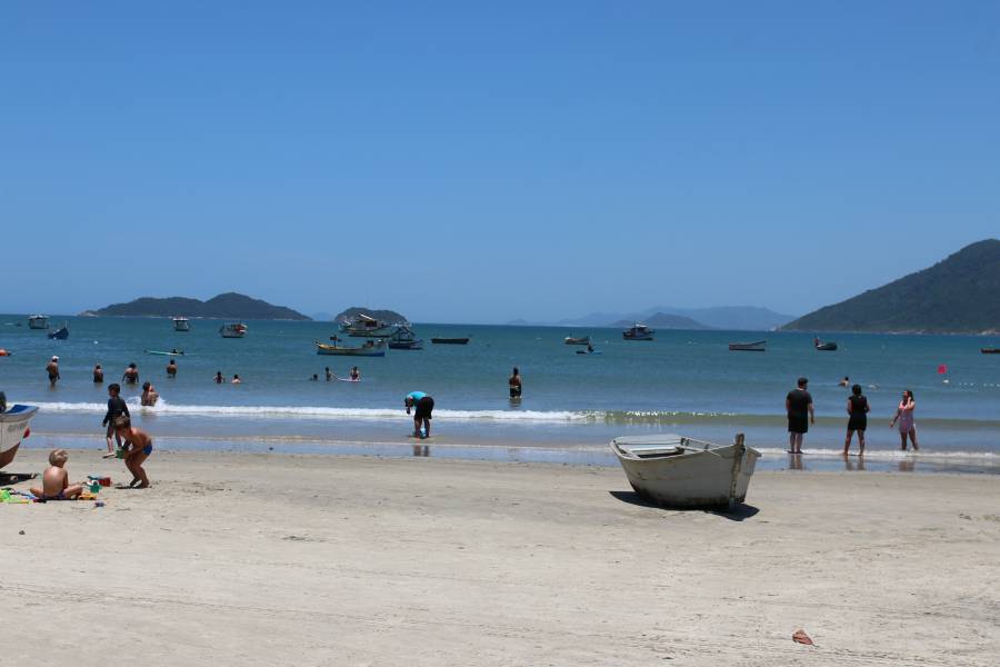 Praia do Sul da Ilha é considerada com maior quantidade de microplástico entre as 306 avaliadas do Brasil 1