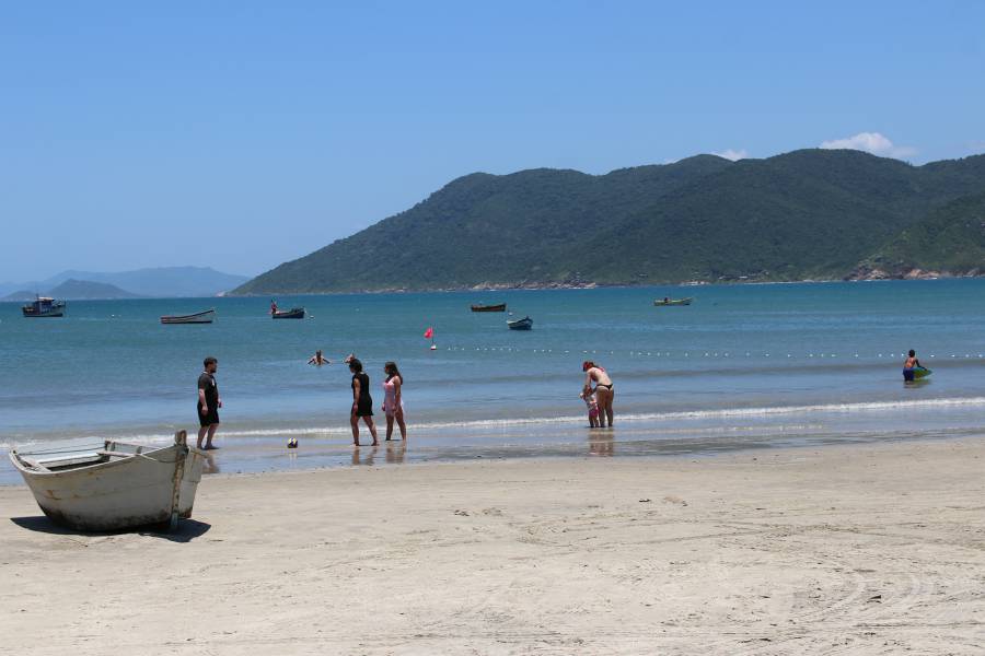 Praia do Sul da Ilha é considerada com maior quantidade de microplástico entre as 306 avaliadas do Brasil 2