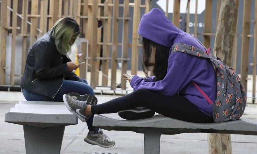 Celular em sala desafia dia a dia de professores, dizem pesquisadores 1