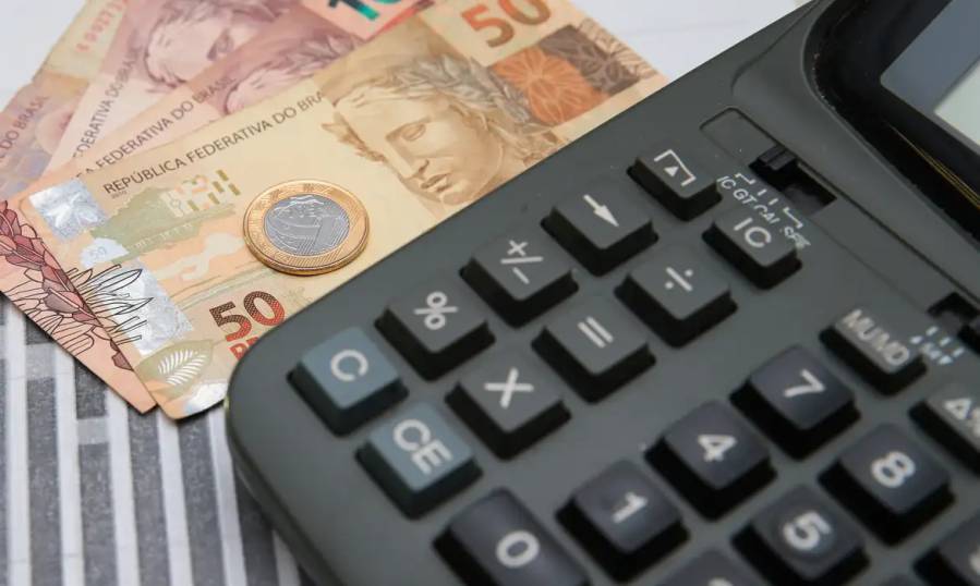 Ipea revê crescimento do PIB para 3,3% este ano e 2,4% para 2025 1