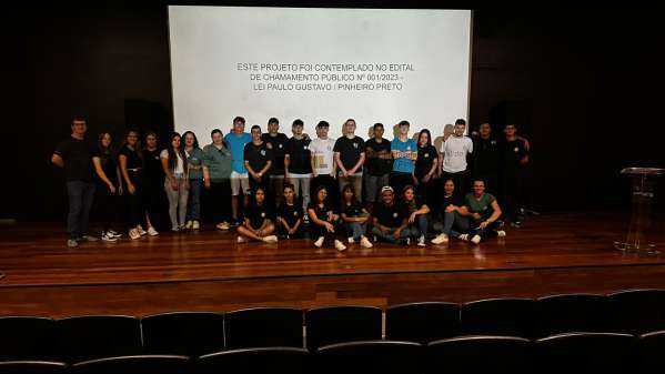 Estudantes de escola estadual de Pinheiro Preto apresentam livros de poesia em Florianópolis 2