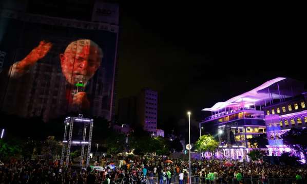 Lula promete zerar fome no país até fim do mandato 1