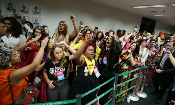 Sob protestos, CCJ da Câmara aprova PEC que proíbe aborto legal 3