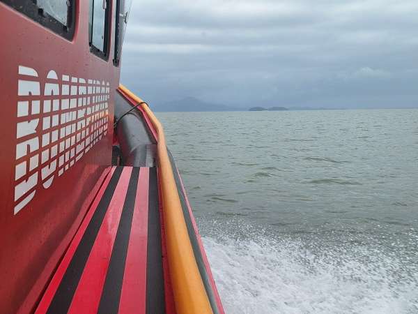 Bombeiros resgatam embarcação com 150 pessoas a bordo nas proximidades da ilha de Ratones Pequeno 1