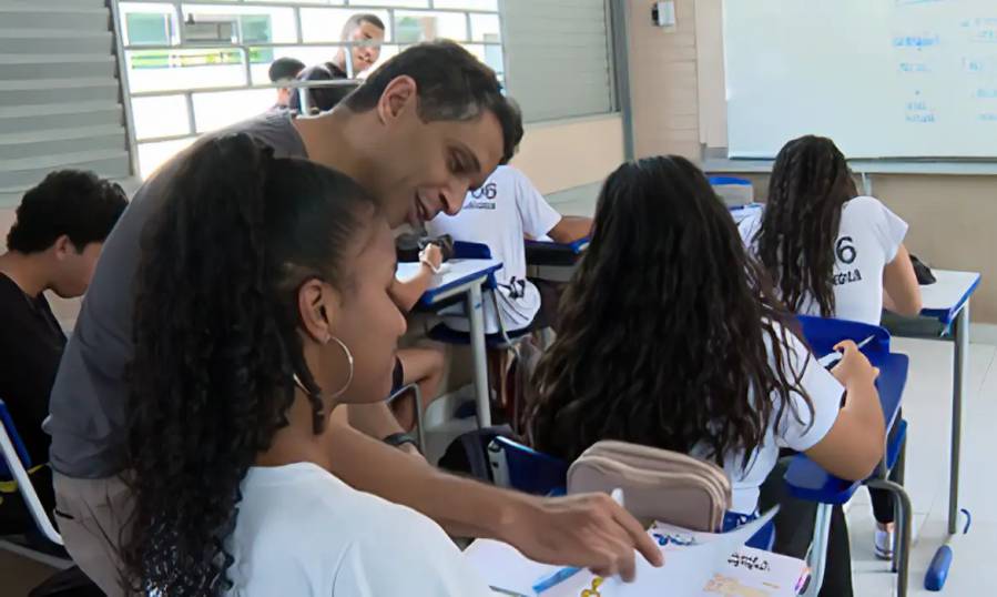 Câmara aprova projeto que restringe uso de celular em escolas 1