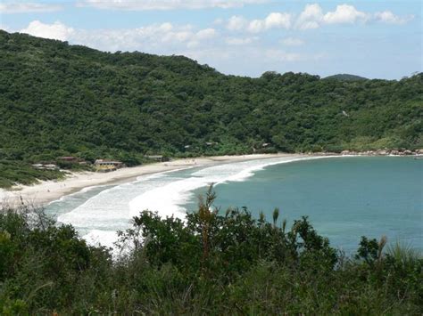 Corpo é resgatado em área de difícil acesso na Praia de Naufragados, em Florianópolis 2